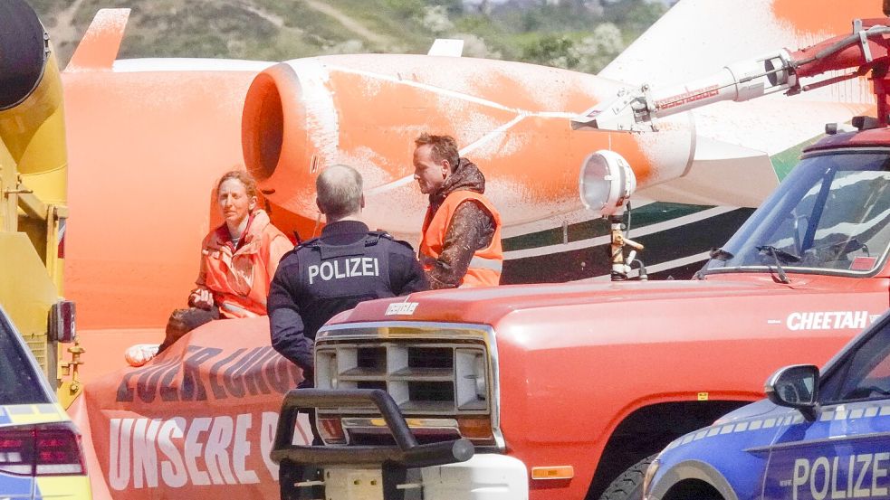 Im Sommer 2023 beschmierten Mitglieder der Letzten Generation auf dem Flughafen Sylt einen Privatjet. Foto: Syltpicture/Volker Frenzel