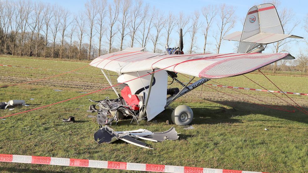 Der Flugzeugabsturz auf dem Flugplatz in Barßel-Lohe war der Polizei am Ostermontag um 16.38 Uhr gemeldet worden. Der Pilot verstarb an der Unfallstelle, nachdem sein Ultraleichtflugzeug während des Starts in Schräglage geraten und abgestürzt war. Foto: Hans Passmann