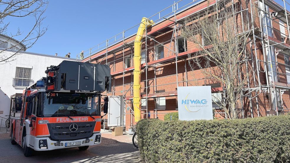 Die Feuerwehr rückte zu einem Seniorenheim in Emden aus. Foto: Mona Hanssen