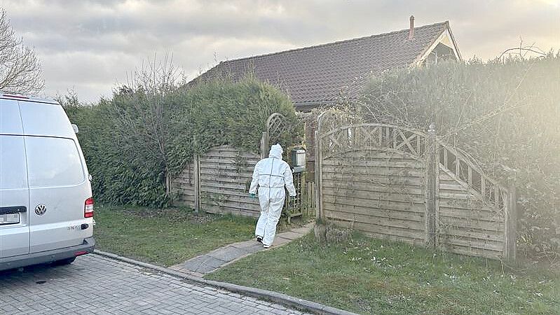 Beamte der Spurensicherung in Utgast: Am Dienstag, 7. April 2026, haben sich Polizei und Staatsanwaltschaft erstmals zu den umfangreichen Ermittlungen geäußert. Foto: Sören Siemens