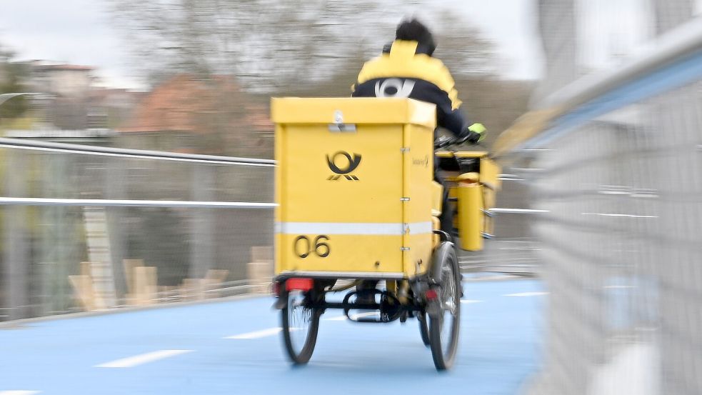 Ein Briefträger bei der Arbeit - in den allermeisten Fällen läuft alles glatt, manchmal landet ein Brief aber im falschen Briefkasten. Foto: Bernd Weißbrod