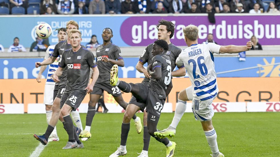 Der Moment vor dem Einschlag: Florian Krüger zieht ab und trifft zum 1:0 für den MSV Duisburg. Foto: imago/pepphoto