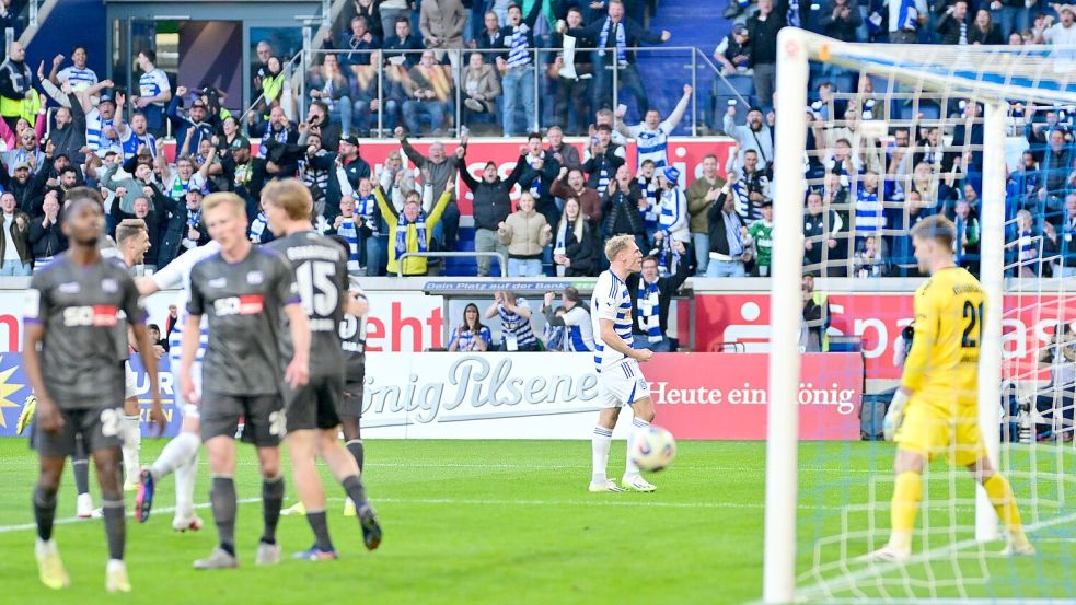 Fußball 3.Liga MSV Duisburg - VfL Osnabrück am 07.04.26 in der Schauinsland-Reisen Arena in Duisburg Torjubel zum 1:0 durch Florian Krüger ( Duisburg ) Foto: Jakob Klos Foto: Jakob Klos
