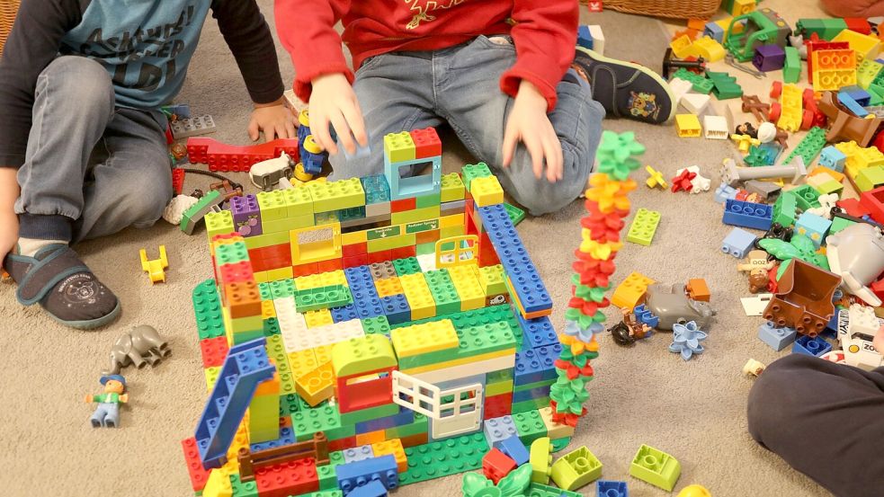 Spielen mit Gleichaltrigen: Kinder-Betreuungsplätze sind vielerorts heiß begehrt. In der Gemeinde Ihlow fehlt es noch an Kindergartenplätzen. Foto: Archiv/Romuald Banik