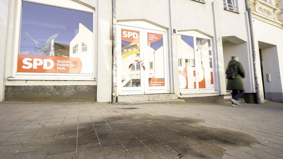 Der Molotow-Cocktail gegen das SPD-Parteibüro verfehlte sein Ziel und landete auf dem Gehweg am Hafermarkt. Foto: Sebastian Iwersen