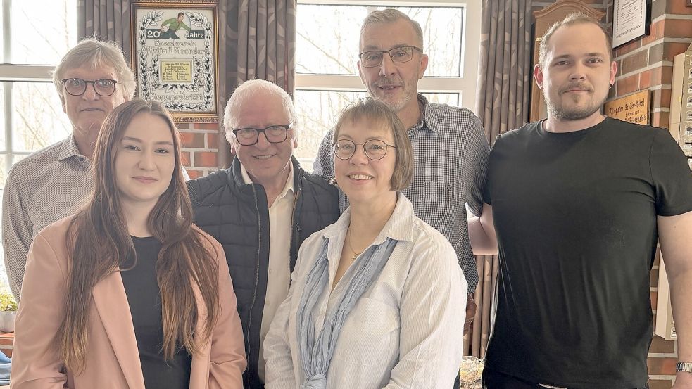 Hillrich Doden (Mitte) wurde zum Ehrenvorsitzenden bei „Friesenstolz“ Victorbur ernannt. Foto: Holger Janssen