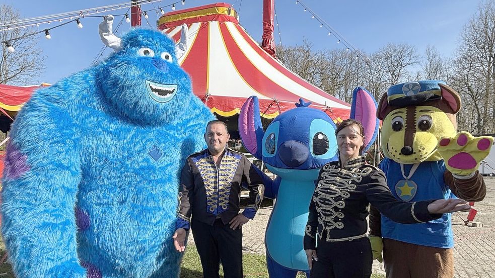 Simon Trumpf und Daniela Trumpf leiten den Zirkus. Einige der Helden aus den Vorstellungen haben sie schon während des Aufbaus der Manege begleitet. Foto: Lasse Paulsen