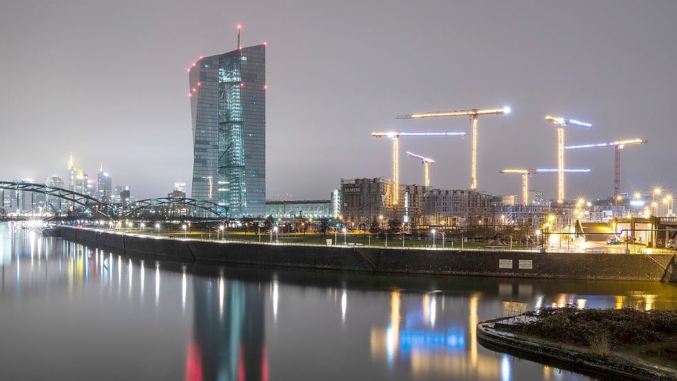 Die Bankenskyline von Frankfurt ragt hinter der Europäischen Zentralbank (EZB) empor. Foto: Boris Roessler