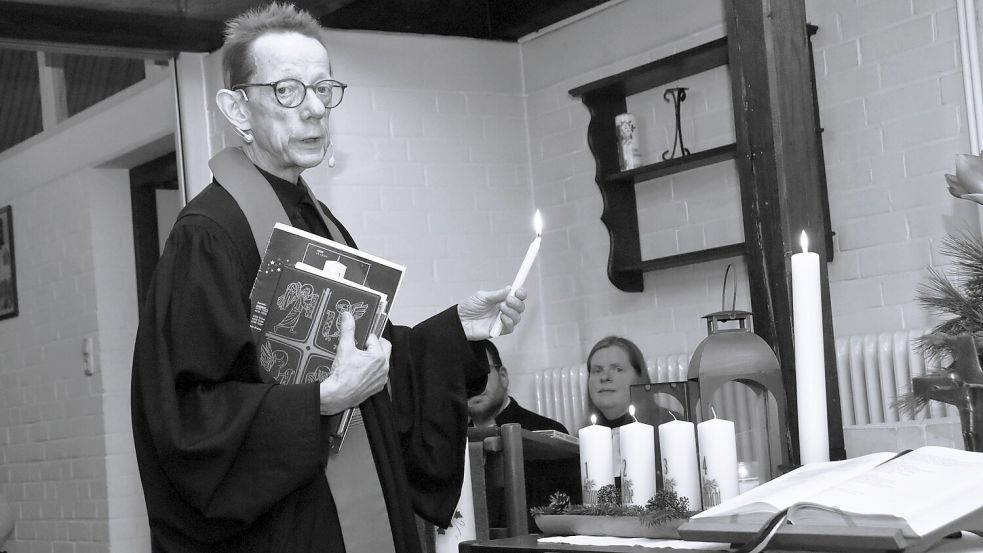 Peter Riesebeck (hier bei seiner Verabschiedung am 21. Dezember 2025) war 30 Jahre lang Pastor in Leezdorf. Foto: Thomas Dirks