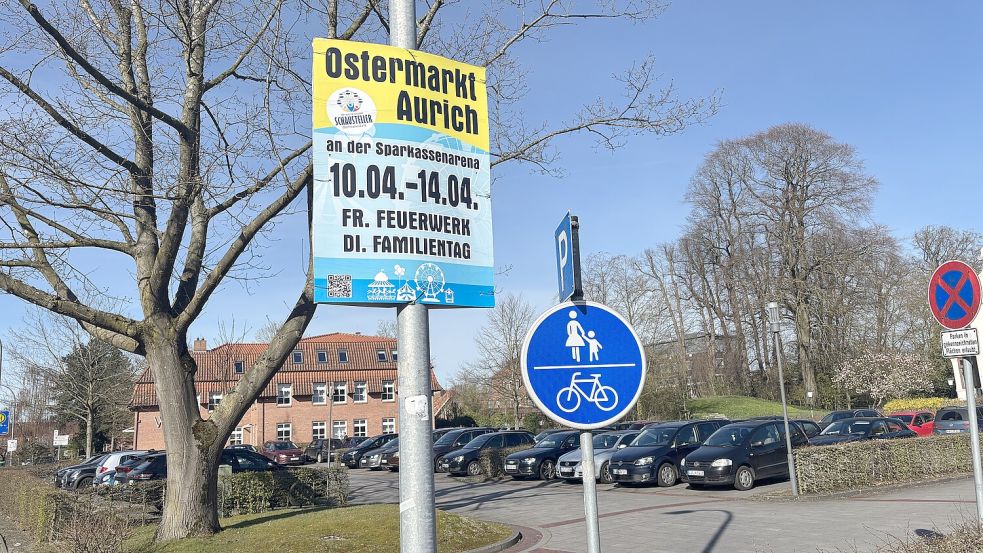 Wenn in Aurich der Ostermarkt auf dem Parkplatz der Sparkassen-Arena stattfindet, müssen Pendler und Besucher der Stadt andere Parkmöglichkeiten suchen. Foto: Mieke Matthes
