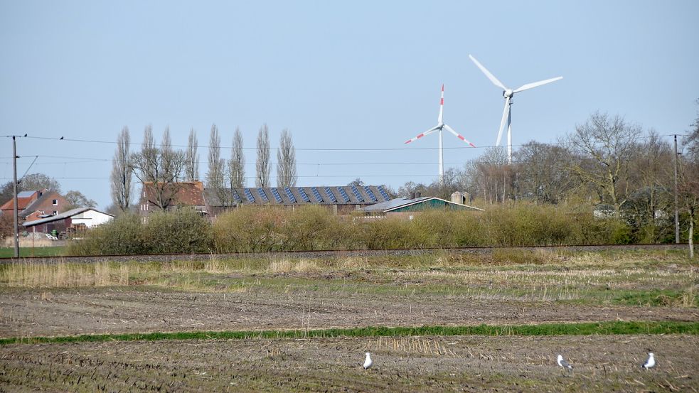 Bisher dreht sich in Siegelsum nur ein mehr als 30 Jahre altes Windrad des Typs Enercon-33 (rechts). Die modernere und höhere Anlage im Hintergrund steht nahe dem Hof Schottjer Vorwerk zwischen Upgant-Schott und Wirdum. Foto: Thomas Dirks