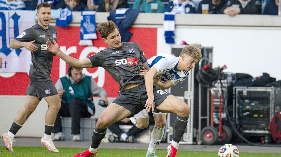 Musste im Spiel beim MSV Duisburg früh das Feld verlassen: Robin Fabinski vom VfL Osnabrück (Mitte, gegen Duisburgs Dominik Kother). Foto: imago/Funke
