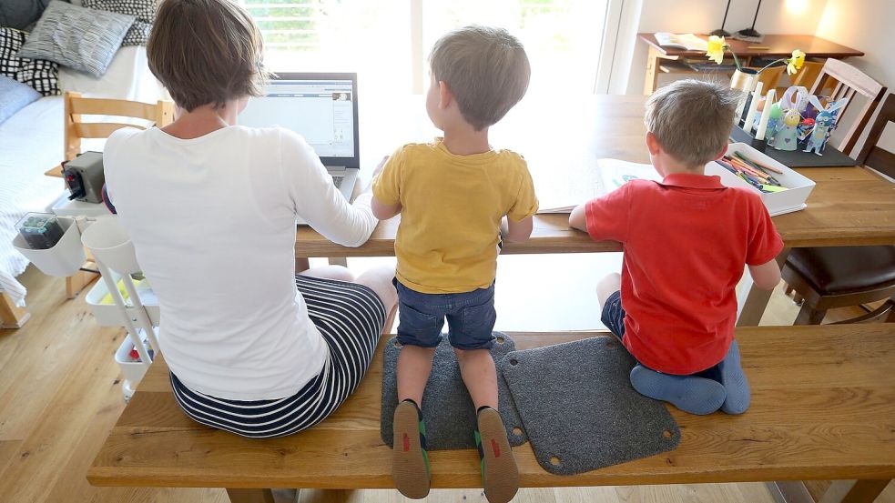 Eine Mutter mit zwei Kindern. (Symbolbild) Foto: Karl-Josef Hildenbrand