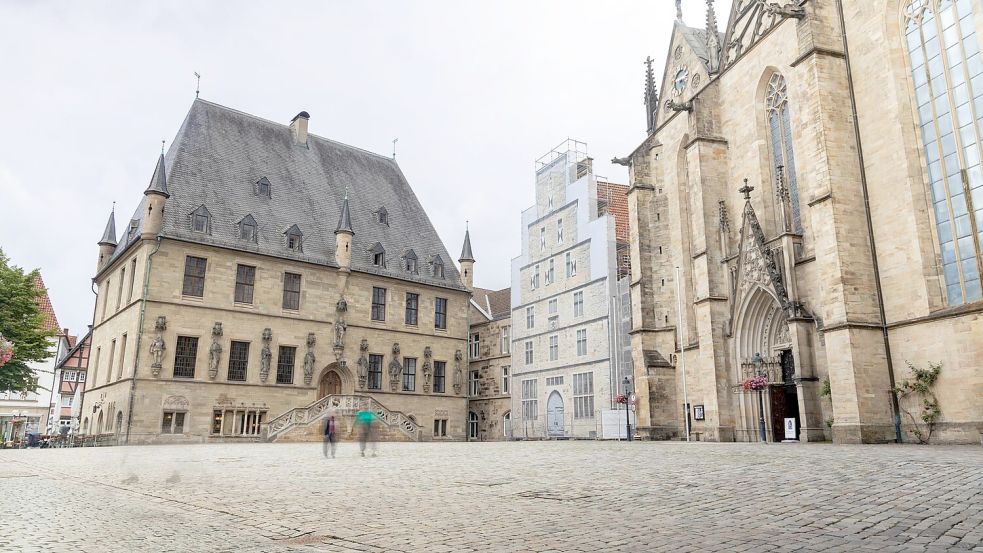 Nur wo die Stadtwaage draufgedruckt ist, ist auch die Stadtwaage drin. Das Osnabrücker Wahrzeichen war fast ein Jahr eingehüllt wegen Bauarbeiten. Foto: Sebastian Dannenberg