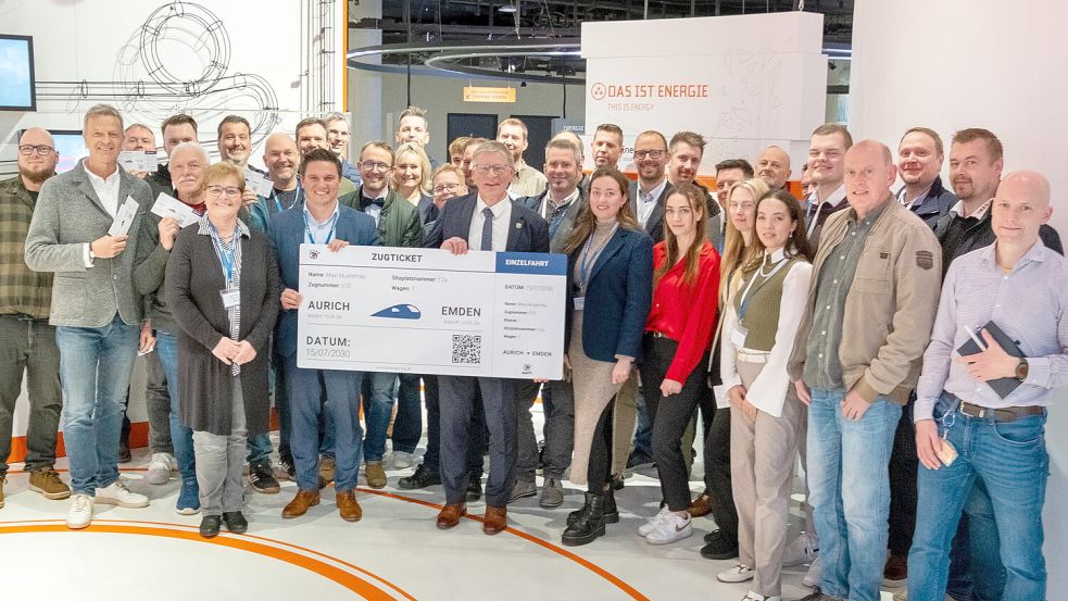 Mit einem überdimensionalen Zugticket von Aurich nach Emden werben die Bahn-Befürworter. Foto: Stadt Aurich