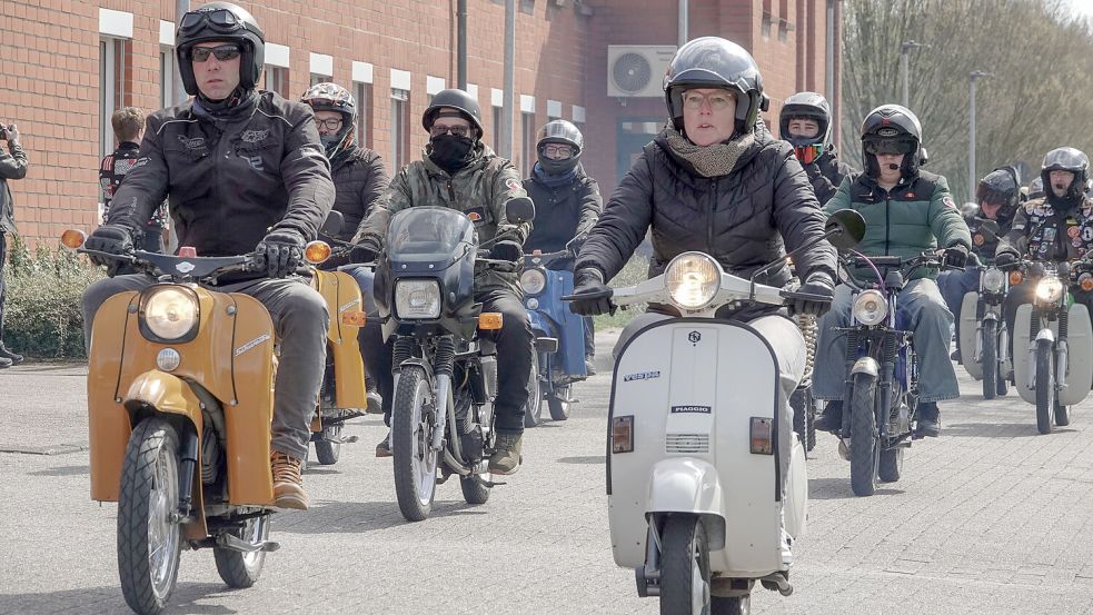 Das Anrollern hat in Aurich Tradition. Gestartet wird immer am Hafen – so wie hier im vergangenen Jahr. Foto: Helmut Vortanz
