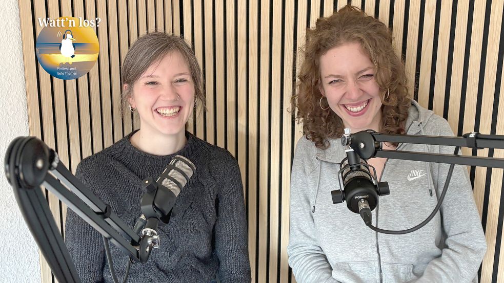 Deike Terhorst (links) und Romy Jochens stechen für die neue Staffel von „Watt’n los?“ wortwörtlich in See. Foto: Madita Janßen