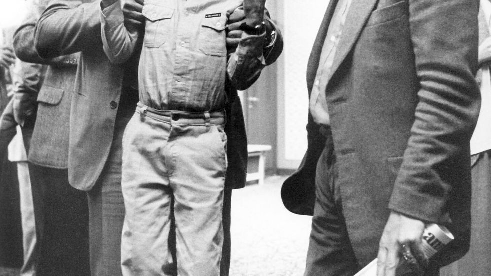 Adorf hebt den damals 12-jährigen Hauptdarsteller von „Die Blechtrommel“ hoch. (Archivbild) Foto: Konrad Giehr/dpa