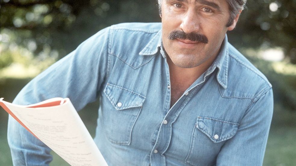 Adorf während der Dreharbeiten zum Film „Fedora“ 1977. (Archivbild) Foto: Istvan Bajzat/dpa