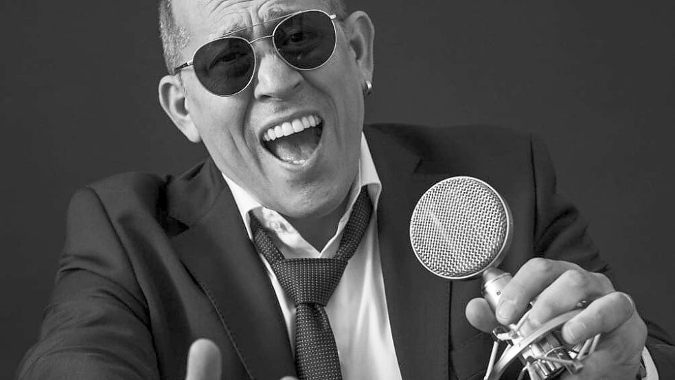 Sorgt neben DJ-Rhythmen für Livemusik beim Nachtgeflüster: Sänger Roberto Pennisi aus Hamburg. Foto: privat