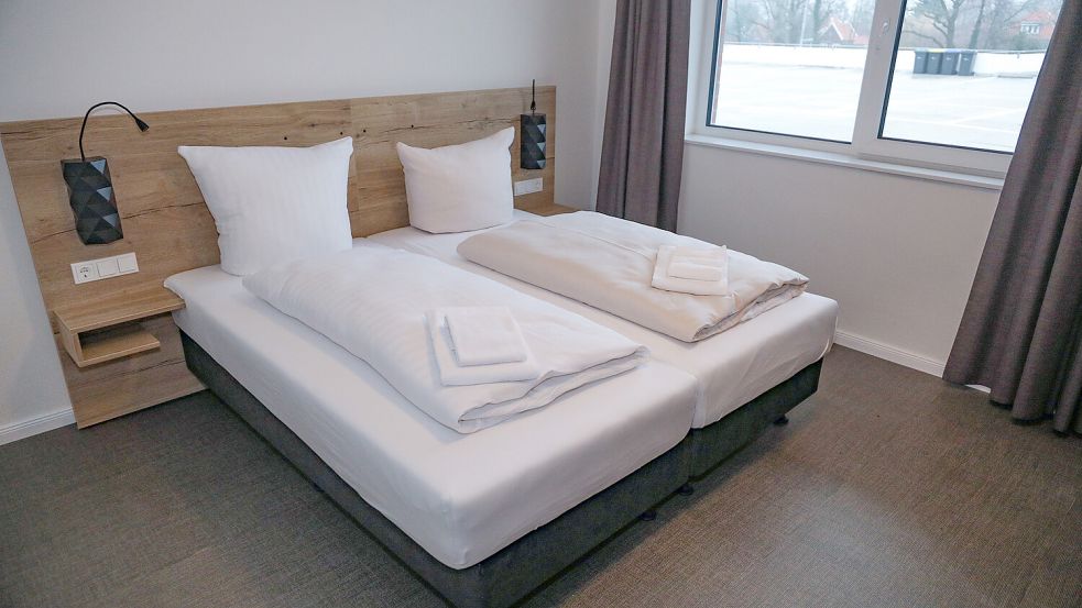 Steht symbolisch für den Urlaub: Ein Doppelbett im Hotelzimmer, wie hier beim Hotel am Pferdemarkt in Aurich. Foto: Archiv/Romuald Banik