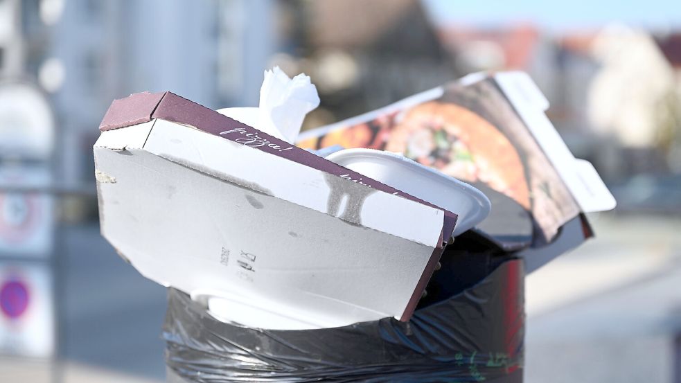 Nicht immer landen Pizzakartons und andere Einwegverpackungen im Mülleimer. Oft liegen sie einfach in Beeten, auf Straßen oder am Ort des Verzehrs. Foto: DPA