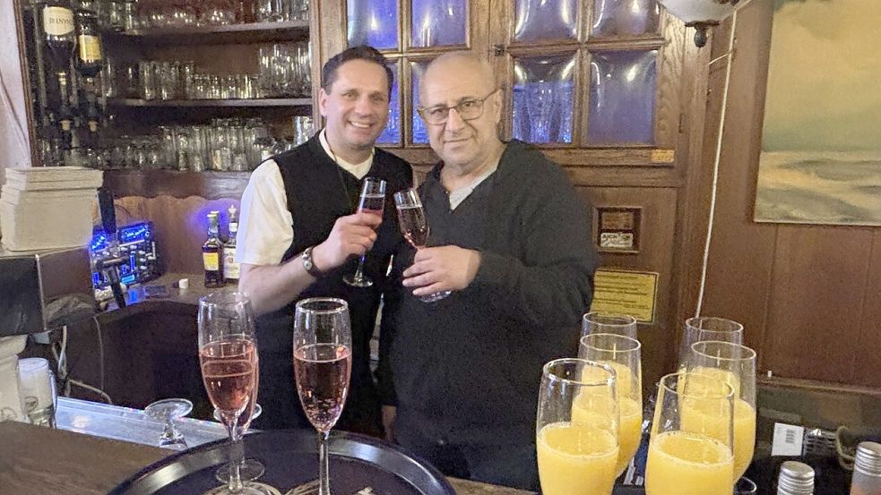 Bei der Eröffnung der Ewigen Lampe am Dienstag, 7. April, hatten Maik Fröhlich (links) und Fadi Rachid-Reckstadt viel Arbeit. Der Zustrom an Gästen war groß und die Lampe gleich zu Anfang gefüllt mit Leben. Foto: Lasse Paulsen