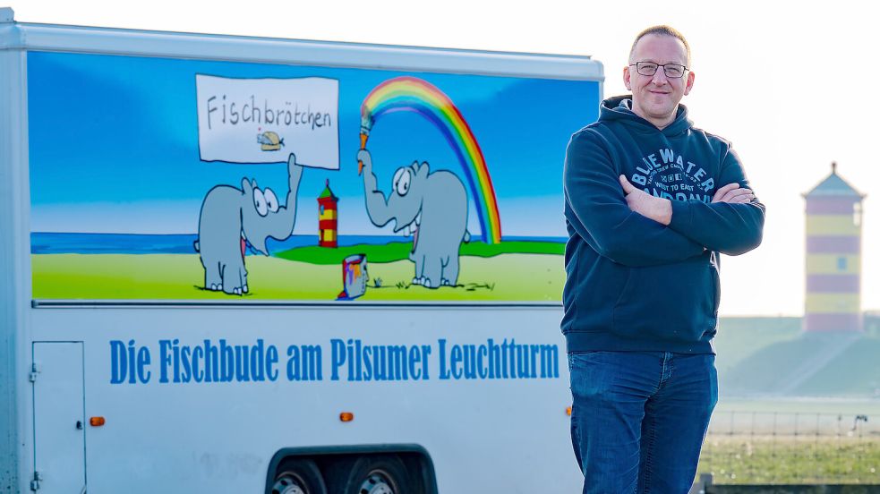 Der Pilsumer Michael Everwien mit seinem neuen Ottifanten-Fischwagen. Unterstützung für das Design bekam er vom Komiker persönlich. Fotos: Klaus Ortgies