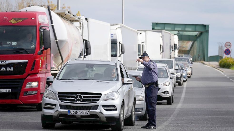 Im Schengen-Raum wurden seit der schrittweisen Einführung des neuen Systems etwa 27.000 Reisen verwehrt. (Archivbild) Foto: Darko Bandic/AP/dpa