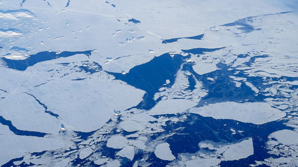 Eine teils zugefrorene Fjordlandschaft in Grönland (Illustration). Foto: Steffen Trumpf/dpa