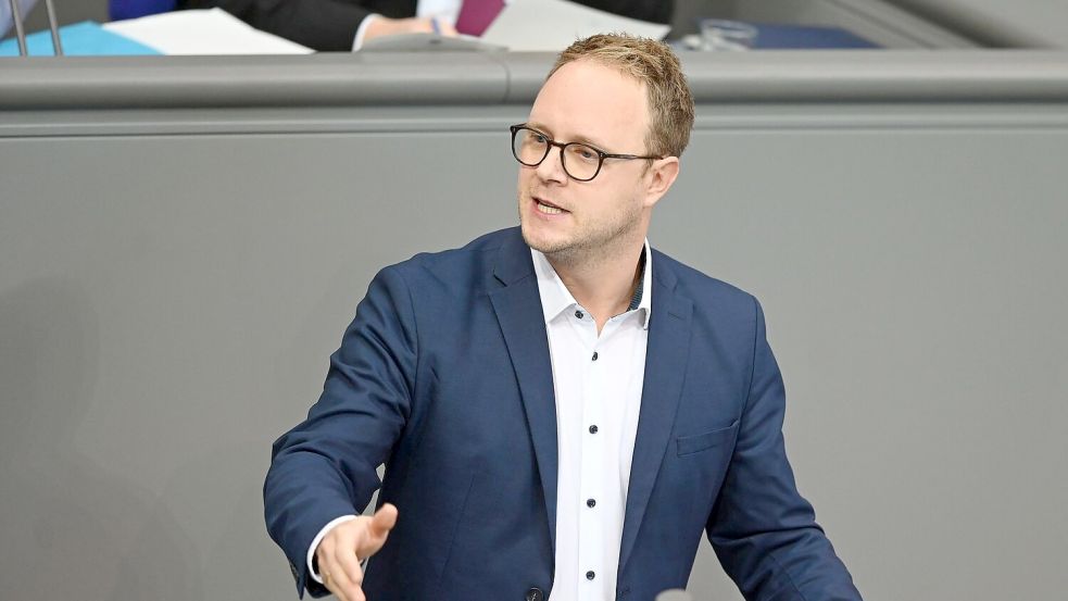 Der innenpolitische Sprecher der Grünen-Bundestagsfraktion, Marcel Emmerich, fordert die Bundesregierung auf, ein umfassendes Gewaltschutzprogramm für Beschäftigte des öffentlichen Dienstes aufzulegen. (Archivbild) Foto: Elisa Schu/dpa