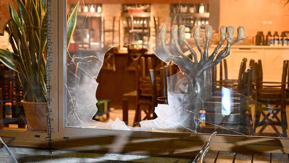 Das Fenster des Lokals wurde beschädigt. Foto: Felix Hörhager
