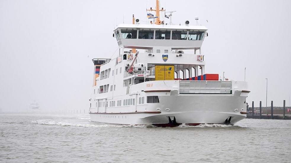Die Fähre Frisia II fährt in dem Hafen in Norddeich ein. Foto: DPA