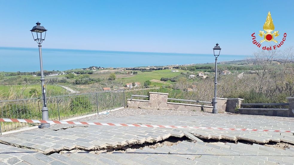 Risse in Straßen - eine der Folgen des Erdrutsches. Foto: -