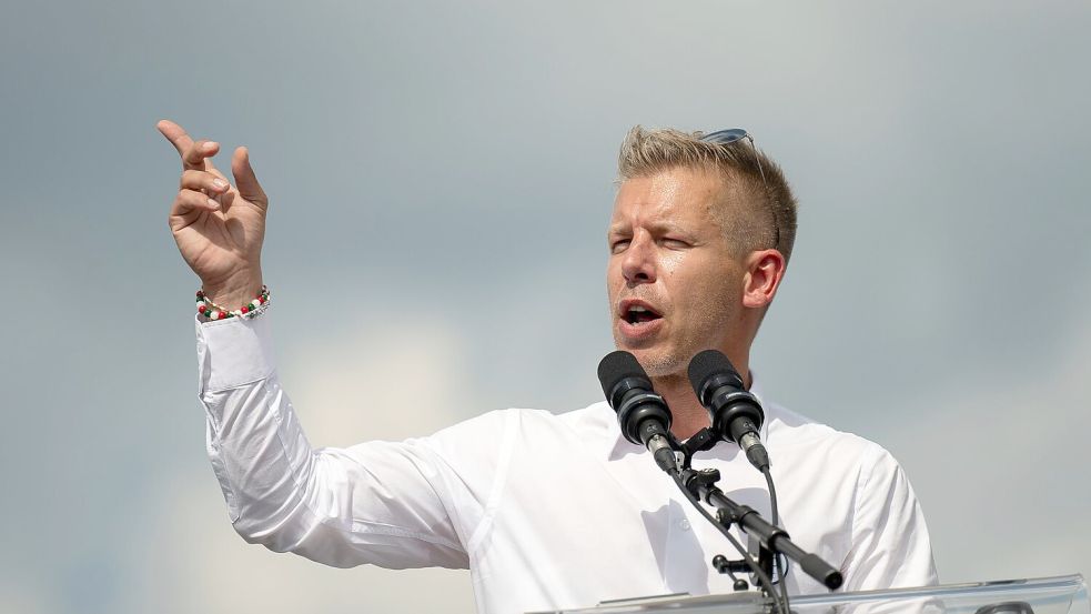 Oppositionsführer Magyar forderte Orban auf, eine eventuelle Wahlniederlage „mit Würde“ zu akzeptieren. (Archivbild) Foto: Denes Erdos/AP/dpa