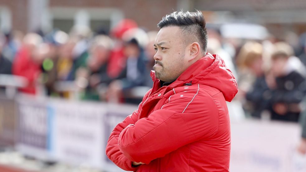 Das Bild täuscht: Obwohl Stürmer Klaas Bikker ausfällt, geht Trainer Bi Le Tran optimistisch in das Spitzenspiel in Pewsum.Foto: Wilfried Gronewold