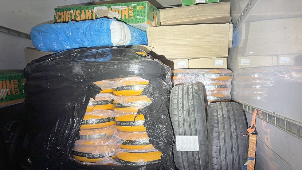 Ungekühlter Käse und Reifen: Der Transporter war stark überladen. Foto: Polizei