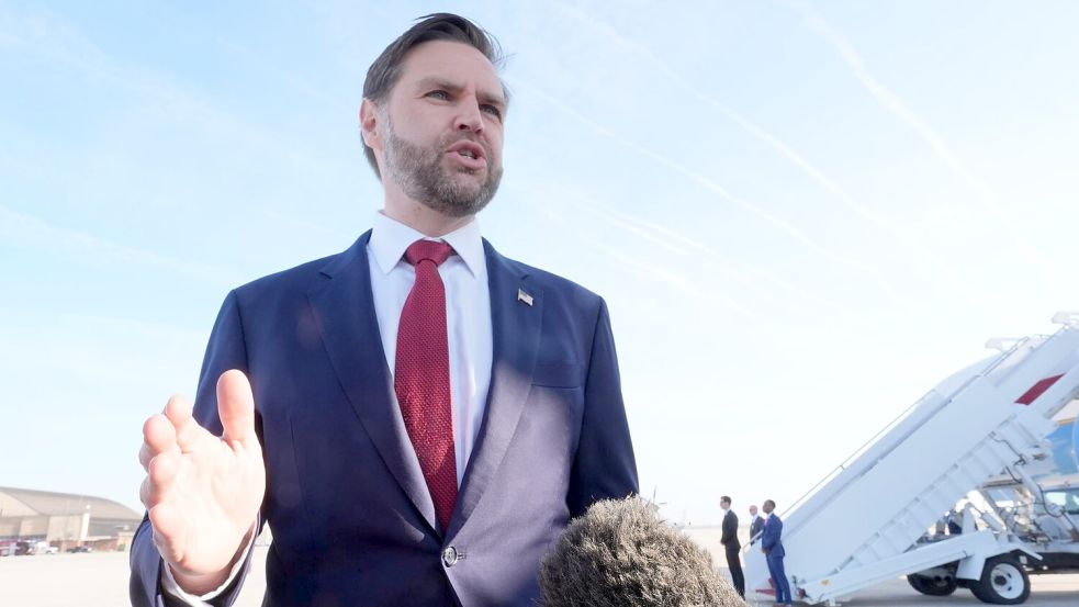 Vance richtet vor seinem Abflug nach Pakistan eine Warnung an den Iran. Foto: Jacquelyn Martin