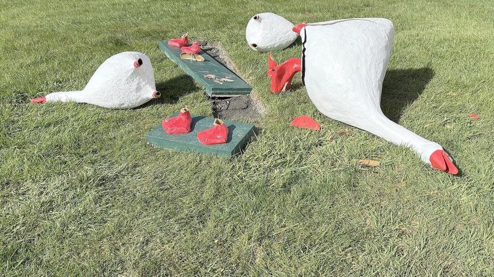 Trauriger Anblick: Die zerbrochenen Gänsefiguren liegen im Vorgarten von Ludwig Smidt in Marienhafe. Foto: Thomas Dirks