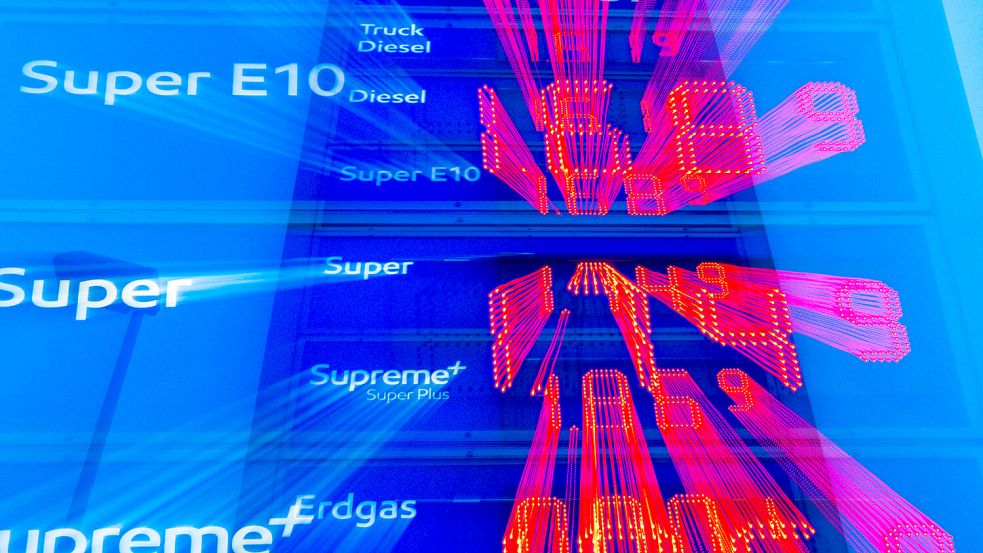 Die Tankpreise explodieren, wie hier auf einer Anzeige mit Fototricktechnik dargestellt wird. Foto: DPA