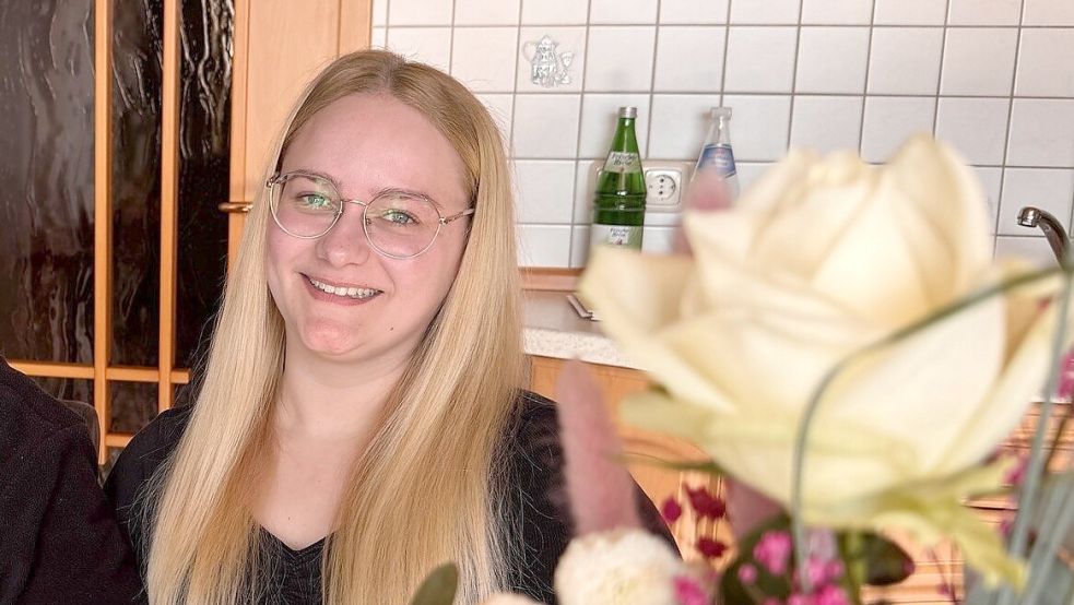 Ein Tag im August 2023 hat das Leben von Jasmin Rabenstein für immer verändert. Lächeln kann sie trotz aller Rückschläge und Anstrengungen aber immer noch. Foto: Holger Janssen