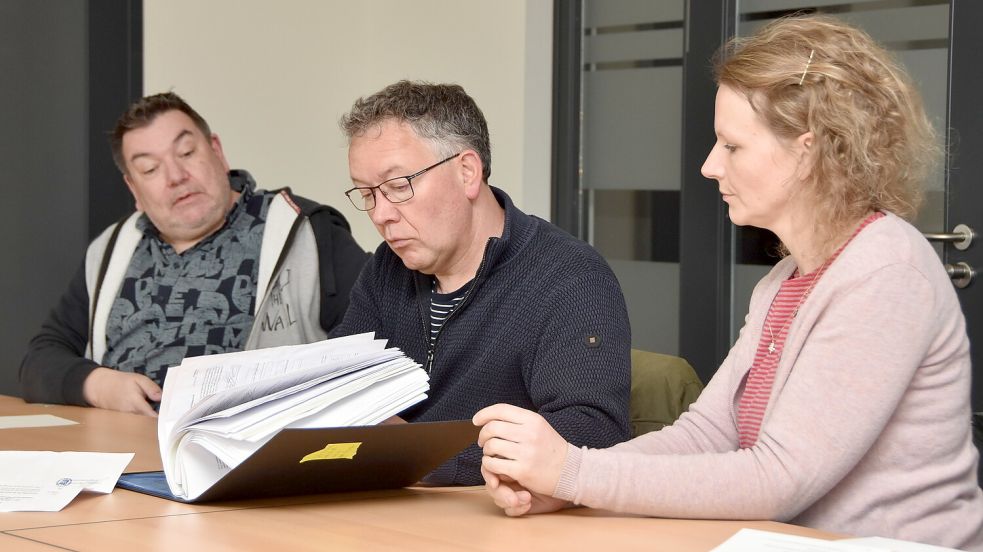 Mit Hilfe von Brookmerlands stellvertretendem Gemeindewahlleiter Thorsten Donker (von links) prüfen die Wahlausschussmitglieder Frank Kannegießer und Edith Janssen die von den Kandidaten eingereichten Unterlagen. Foto: Thomas Dirks