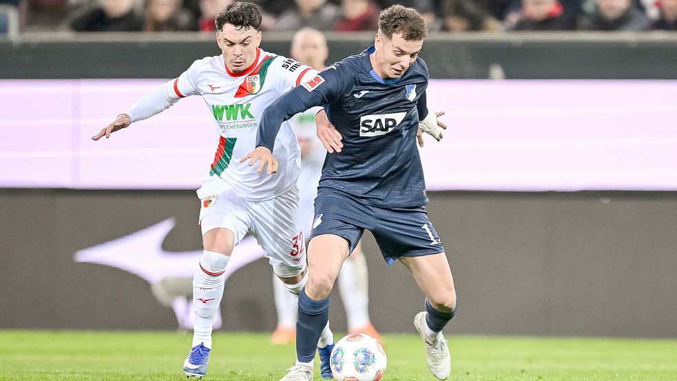 Waren Teil eines teils wilden Spiels: Augsburgs Fabien Rieder (links) und Fisnik Asllani von Hoffenheim. Foto: Harry Langer