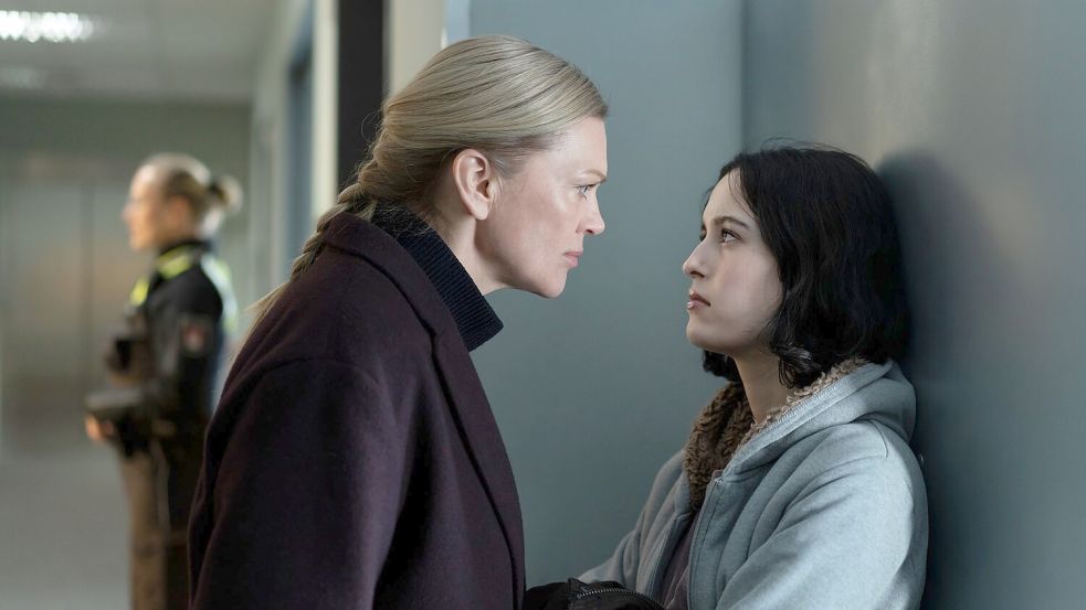 Helen Dorn (Anna Loos, links) erfährt, dass sie neben einer Halbschwester auch noch eine Nichte hat - und Tamara (Maya Lauterbach) provoziert die TV-Kommissarin gehörig. Foto: Georges Pauly