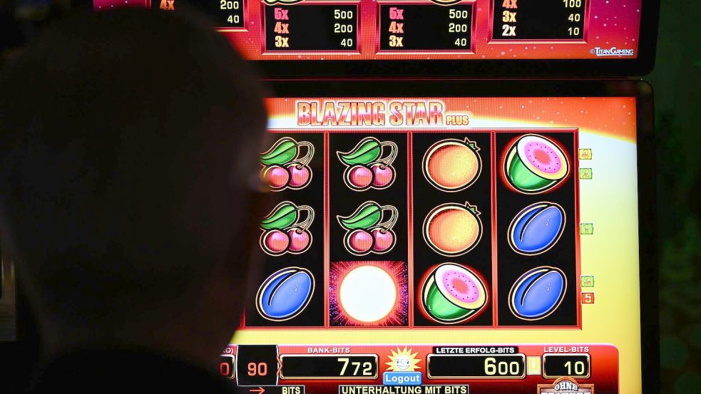 Pech gehabt: Es sind nur zwei Kirschen in einer Reihe, das reicht nicht für einen Gewinn. Szene aus einer Spielothek in Deutschland. Foto: Wolf von Dewitz/dpa