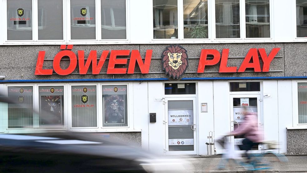 Eine Löwen-Spielothek in Düsseldorf. Verlockend sieht das nicht aus - darf es aber auch nicht, so schreibt es das Gesetz vor. Foto: Wolf von Dewitz/dpa
