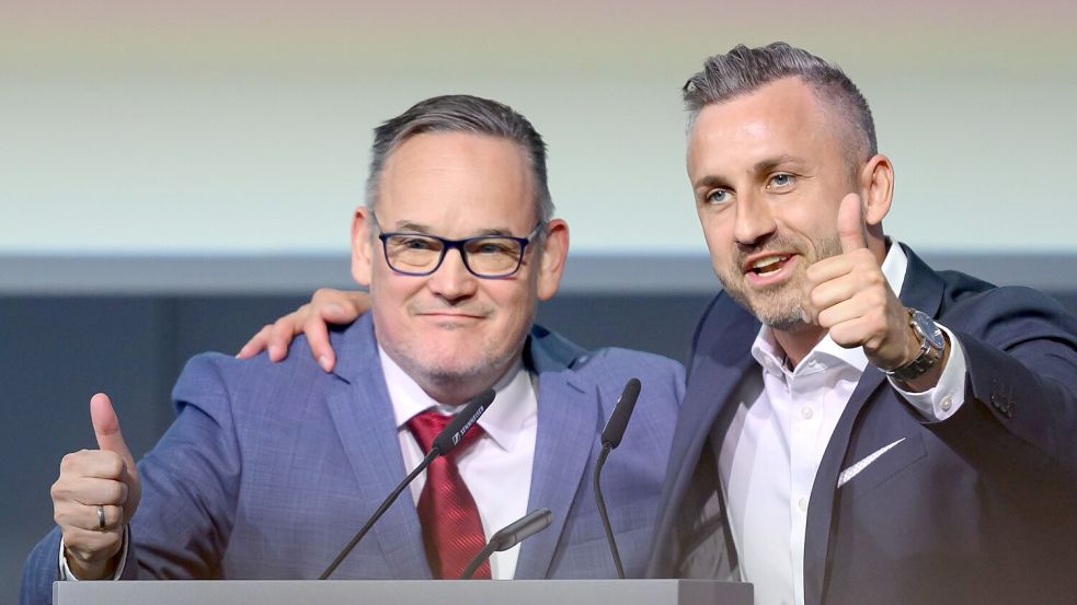 „Wir sind der Rammbock des Volkes, mit dem das Volk demokratisch in die Festungen des etablierten Machtkartells eindringt“, sagt AfD-Landeschef Martin Reichardt (links). Ulrich Siegmund soll nach dem Willen der AfD Ministerpräsident werden. Foto: Hendrik Schmidt