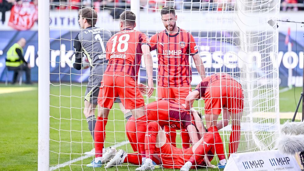 Jubel in Rot: Heidenheim kann doch noch siegen Foto: Harry Langer