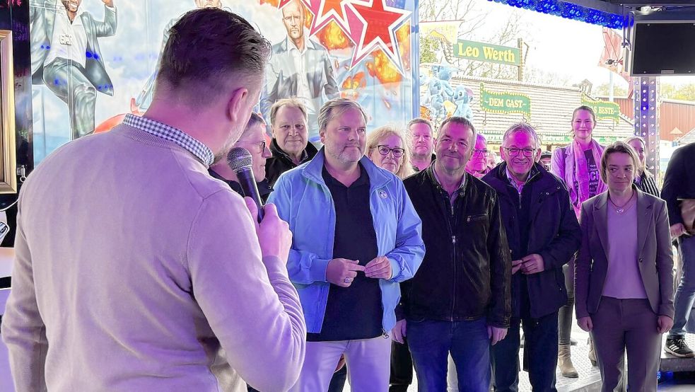 Timo Von Halle (vorne Links) ergriff zuerst das Wort bei der Eröffnung des Ostermarktes. Er dankte insbesondere der Stadt für die gute Zusammenarbeit. Foto: Lasse Paulsen