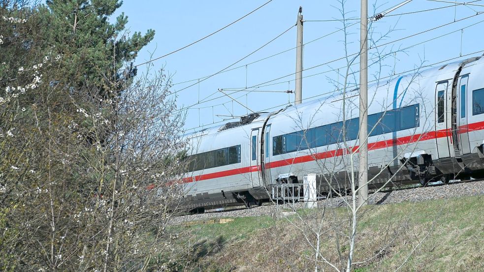 Berichten zufolge saßen die Reisenden stundenlang in dem ICE fest. Foto: Heiko Rebsch/dpa